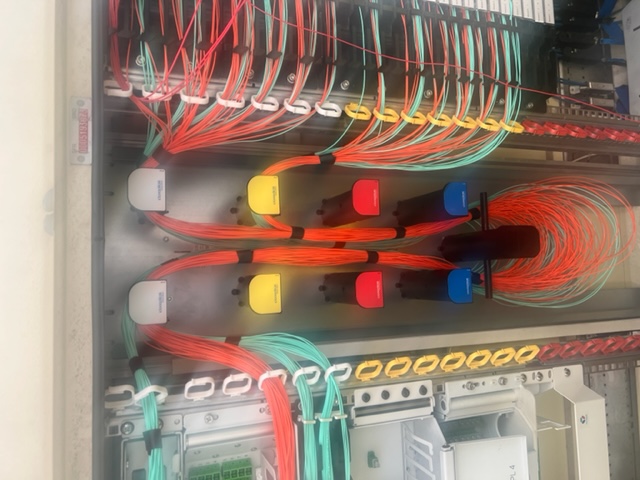 Routage fibres colorées